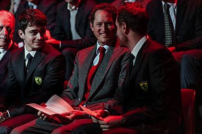 Vettel már bepattanna az SF90-be, Leclerc érzelmes napot él meg