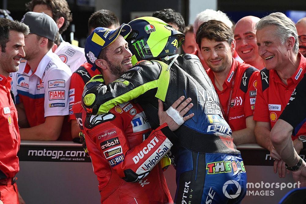 Segundo puesto Valentino Rossi, Yamaha Factory Racing, tercer puesto Andrea Dovizioso, el equipo Ducati celebra en parc ferme