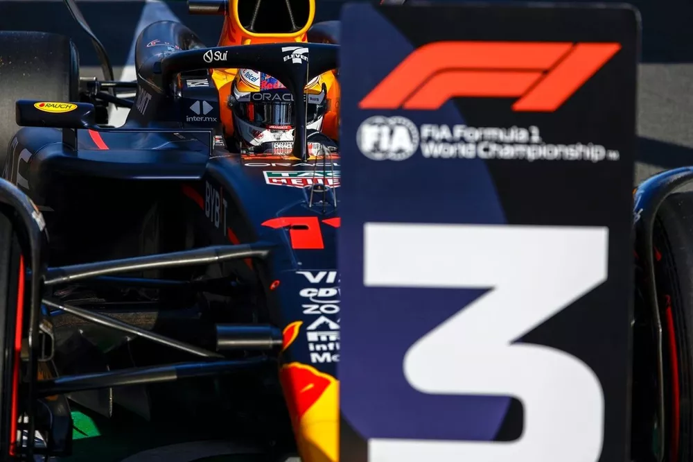 Sergio Perez, Red Bull Racing RB20, arrive dans le parc ferm&eacute;