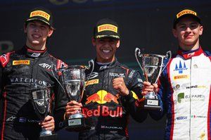 F3 Bahréin: Lindblad gana en su debut, los latinos fuera del top 10