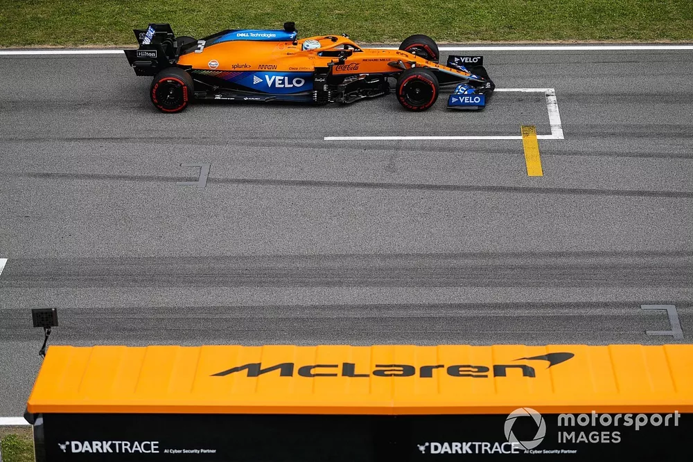 Daniel Ricciardo, McLaren MCL35M, passe devant le muret des stands McLaren