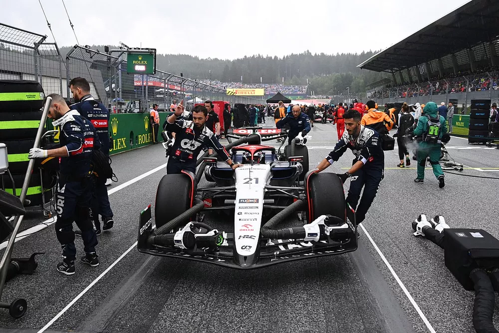 Los mec&aacute;nicos llevan a Nyck de Vries, AlphaTauri AT04, a la parrilla del Sprint