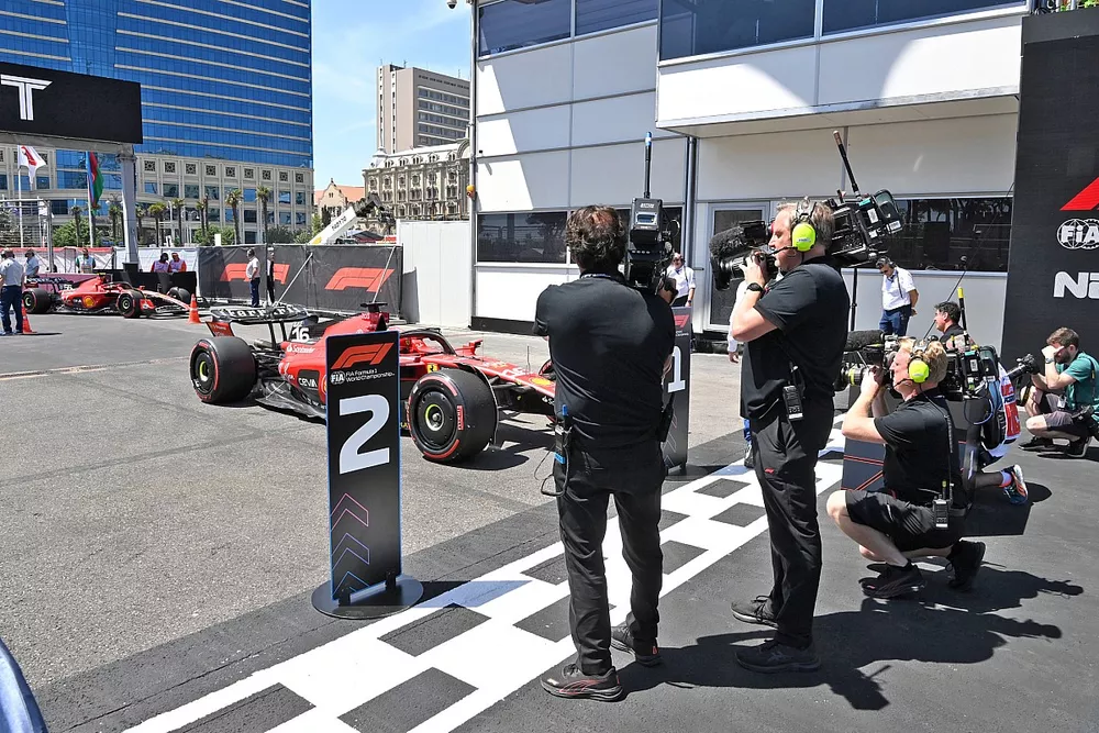 Los operadores de c&aacute;mara del TC captan el momento en que el ganador de la pole Sprint, Charles Leclerc, Ferrari SF-23, llega al Parc Ferme