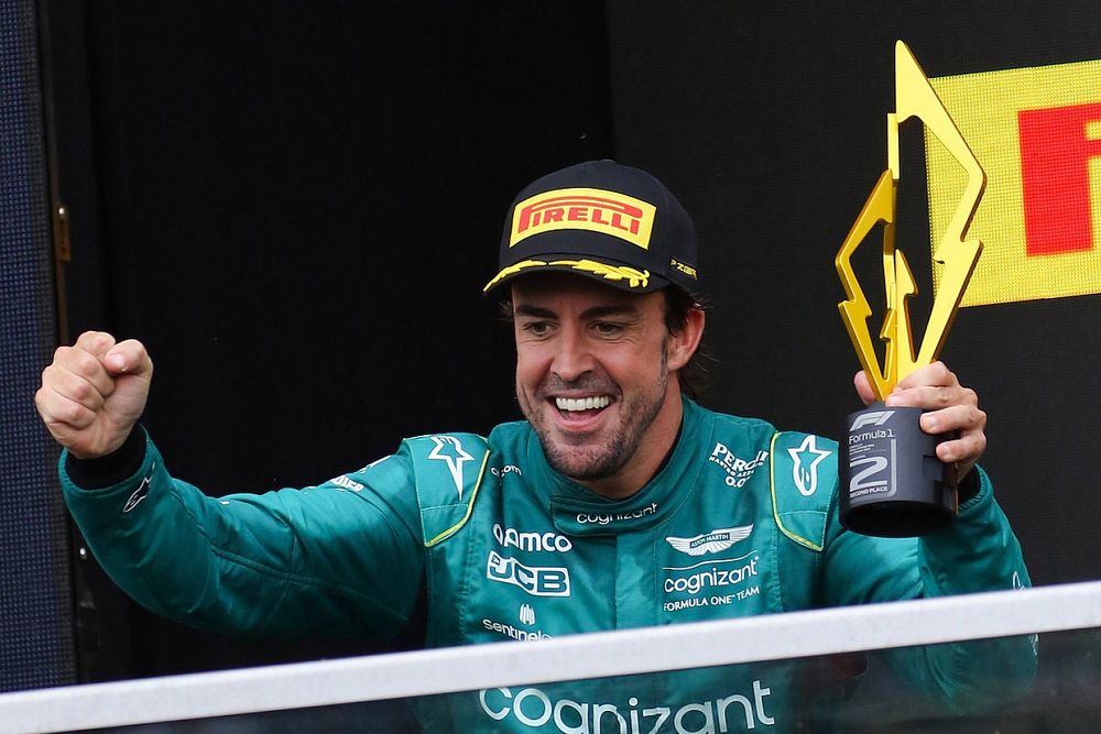 Fernando Alonso, Aston Martin F1 Team, segundo, con su trofeo