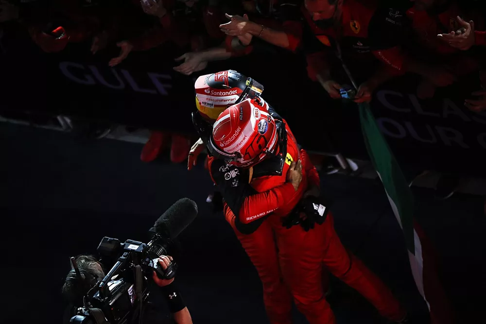 Charles Leclerc, Ferrari, 1&ordf; posici&oacute;n, Carlos Sainz Jr., Ferrari, 2&ordf; posici&oacute;n, celebran en Parc Ferme