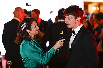 Leclerc sul palco degli Autosport Awards: "È un onore avere un campione come Vettel al mio fianco"