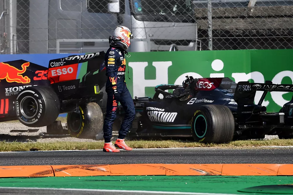 Max Verstappen, Red Bull Racing, guarda Lewis Hamilton, Mercedes W12 dopo l'incidente