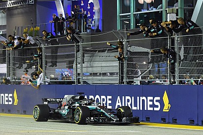 Hamilton domina de inicio a fin en Singapur y se acerca más al título