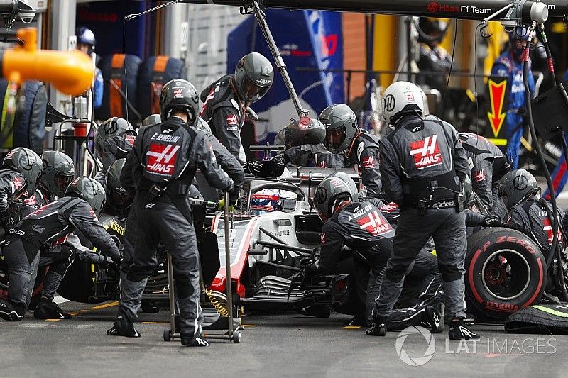 Romain Grosjean, Haas F1 Team VF-18, makes a stop