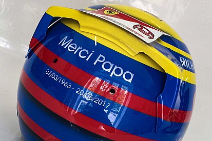 Leclerc adopte le casque de son père en signe d'hommage