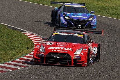Les voitures du Super GT en piste à Hockenheim
