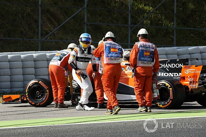 Fernando Alonso, McLaren MCL32 stops on track in FP1