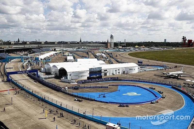 S&eacute;bastien Buemi, Renault e.Dams, and Nicolas Prost, Renault e.Dams, lead the field out of the pits