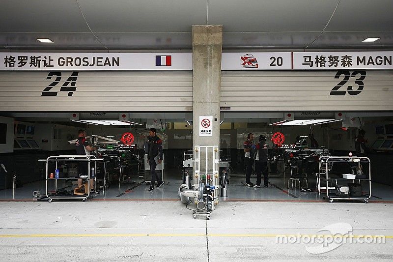 Letrero en chino para Romain Grosjean, Haas F1 Team y Kevin Magnussen, Haas F1 Team