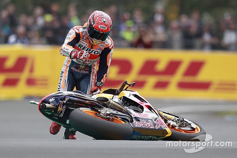 Après deux chutes, Márquez admet qu'un podium