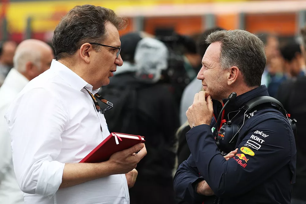 El jefe de equipo de Red Bull Racing, Christian Horner, con Nikolas Tombazis, director de monoplazas de la FIA
