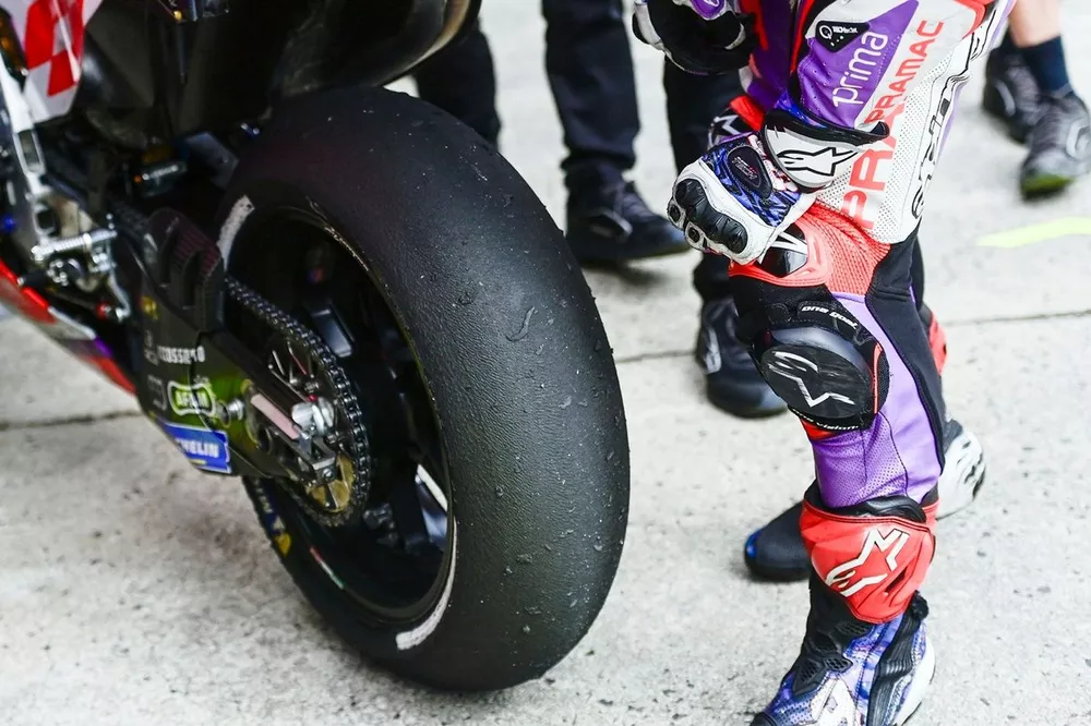 Jorge Mart&iacute;n, Pramac Racing, mira sus neum&aacute;ticos tras la carrera
