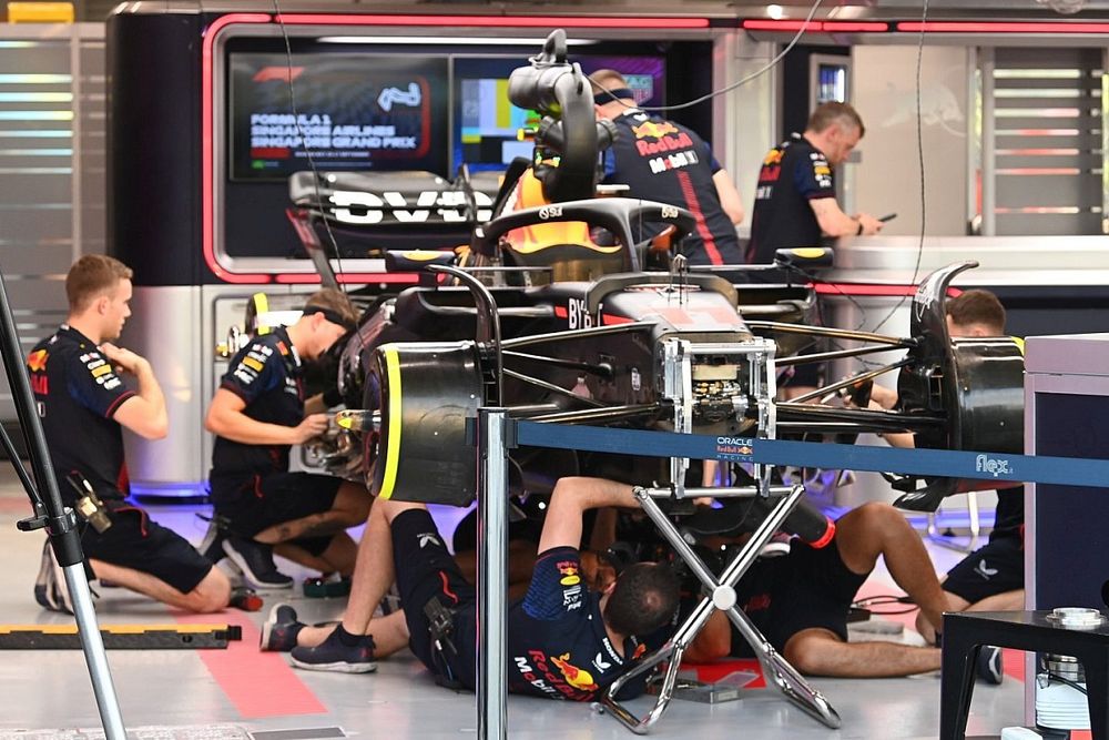 Red Bull Racing RB19 armándose en el garage 