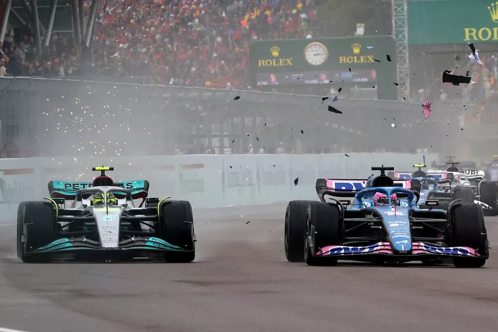 Debris flies as Lewis Hamilton, Mercedes W13, battles with Fernando Alonso, Alpine A522