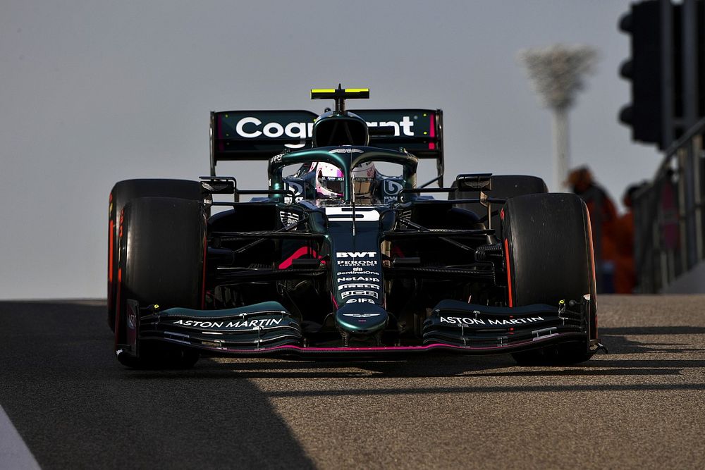 Sebastian Vettel, Aston Martin AMR21 adaptado (muleto) con los Pirelli de 18 pulgadas 