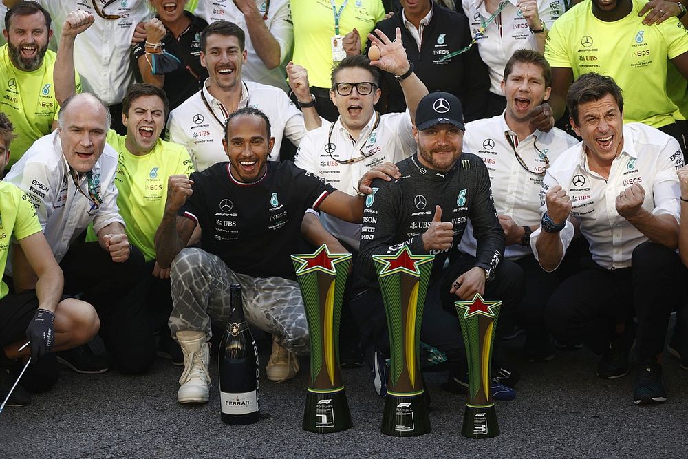 Lewis Hamilton, Mercedes, Andrew Shovlin, Director de Ingenier&iacute;a en Pista, Mercedes AMG, Valtteri Bottas, Mercedes, 3&ordf; posici&oacute;n, Toto Wolff, Director de Equipo y CEO, Mercedes AMG, y el equipo Mercedes celebran