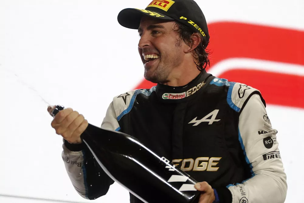 Fernando Alonso, Alpine F1, terzo classificato, spruzza champagne sul podio