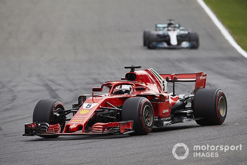 Хэмилтон предостерег Mercedes от ошибок в погоне за Ferrari