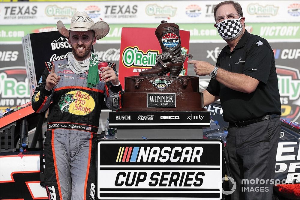 Ganador Austin Dillon, Richard Childress Racing, Chevrolet Camaro con el presidente de pista Eddie Gossage