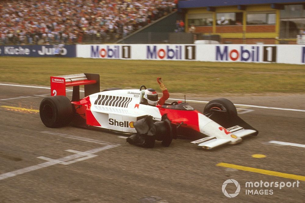 Stefan Johansson, McLaren MP4/3 terminando en segundo lugar con solo tres ruedas en el auto