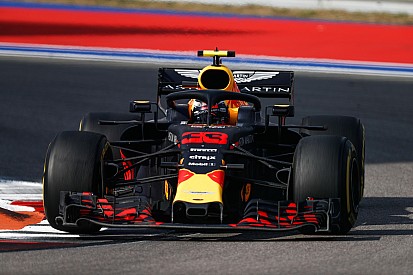 Horner looft Verstappen na inhaalrace: "Presteert op ongelooflijk hoog niveau"
