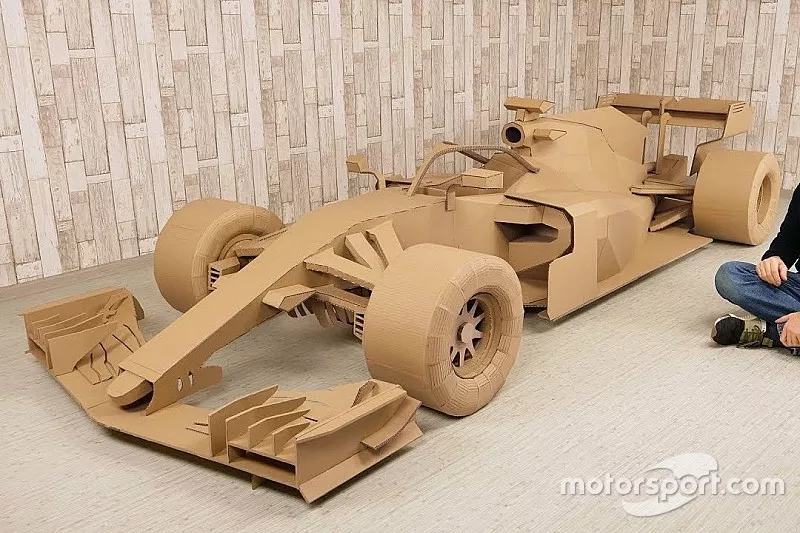 F1-wagen uit karton