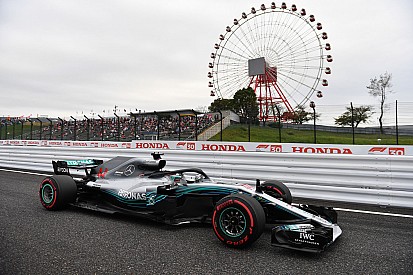 Hamilton snelste in door regen en wind geplaagde derde training