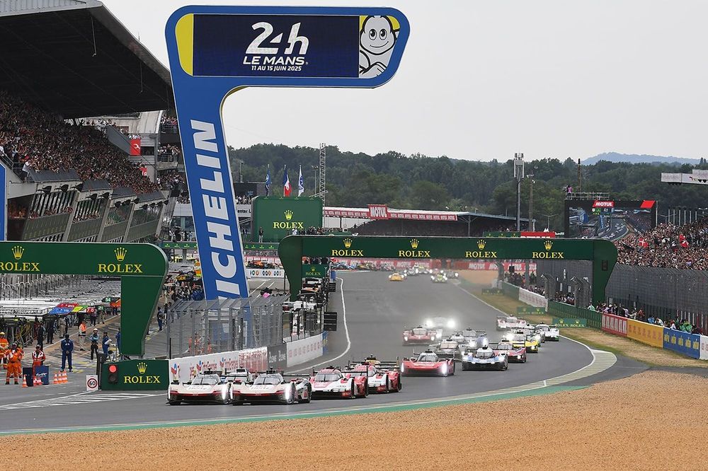 Start: #12 Cadillac Hertz Team Jota Cadillac V-Series.R: Will Stevens, Norman Nato, Alex Lynn
