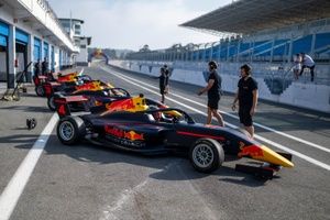 残りわずか★2枚1セット2025年レッドブルドライバーズカード（直筆サインなし） 残りわずか☆2枚1セット2025年レッドブル・ドライバーズカード