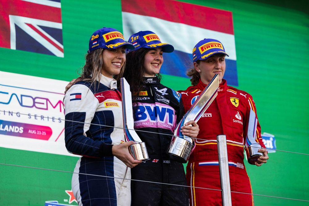 Nerea Mart&iacute;, Campos Racing, Abbi Pulling, Rodin Motorsport, y Maya Weug, PREMA Racing, en el podio