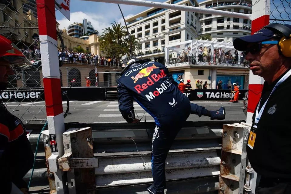 Sergio P&eacute;rez, Red Bull Racing, sube a la barrera tras su ca&iacute;da en la primera vuelta