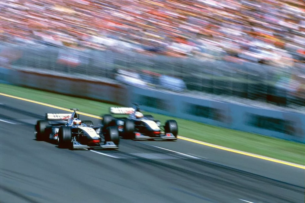 Mika Hakkinen adelanta a David Coulthard en el GP de Australia de 1998.