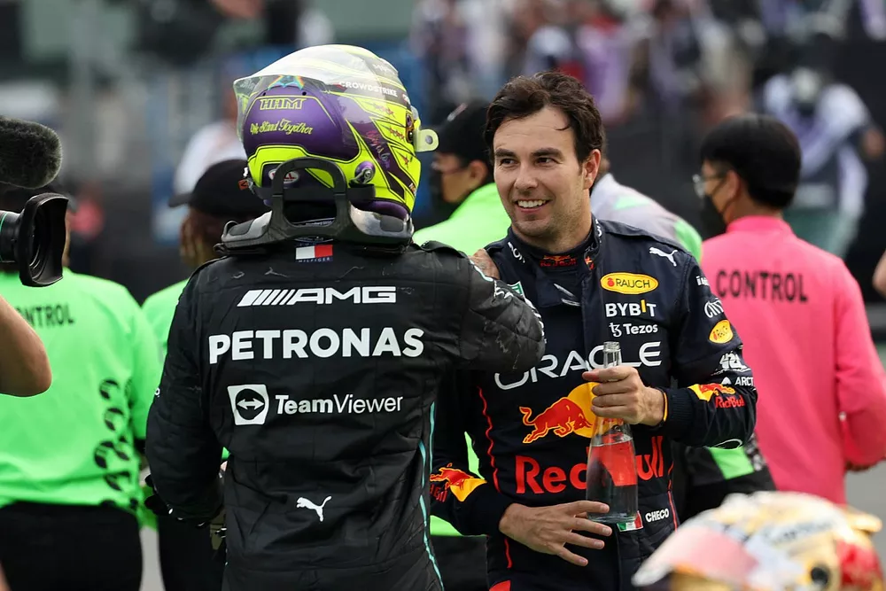 Lewis Hamilton, Mercedes AMG, 2ª posición, Sergio Perez, Red Bull Racing, 3ª posición, en el parque cerrado