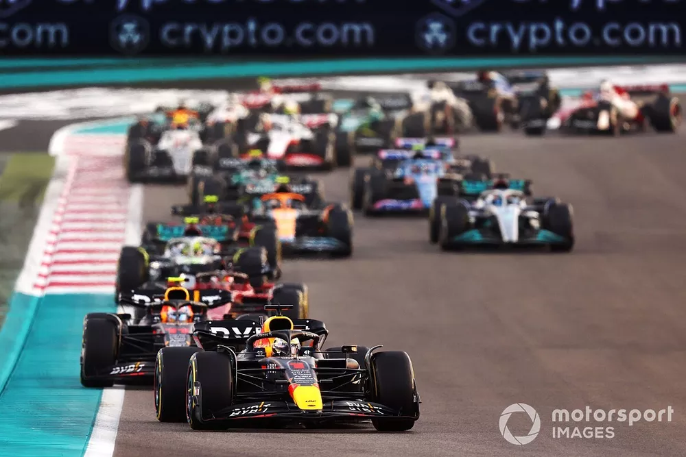 Max Verstappen, Red Bull Racing RB18, Sergio Perez, Red Bull Racing RB18, Charles Leclerc, Ferrari F1-75, Lewis Hamilton, Mercedes W13, George Russell, Mercedes W13, et le reste des monoplaces au départ