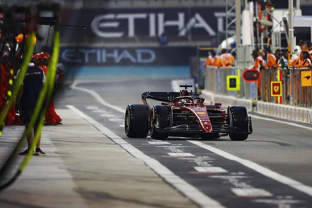 Charles Leclerc, Ferrari F1-75, nella corsia dei box