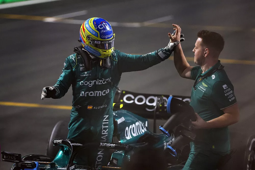 Fernando Alonso, Aston Martin F1 Team, troisi&egrave;me, arrive dans le parc ferm&eacute;