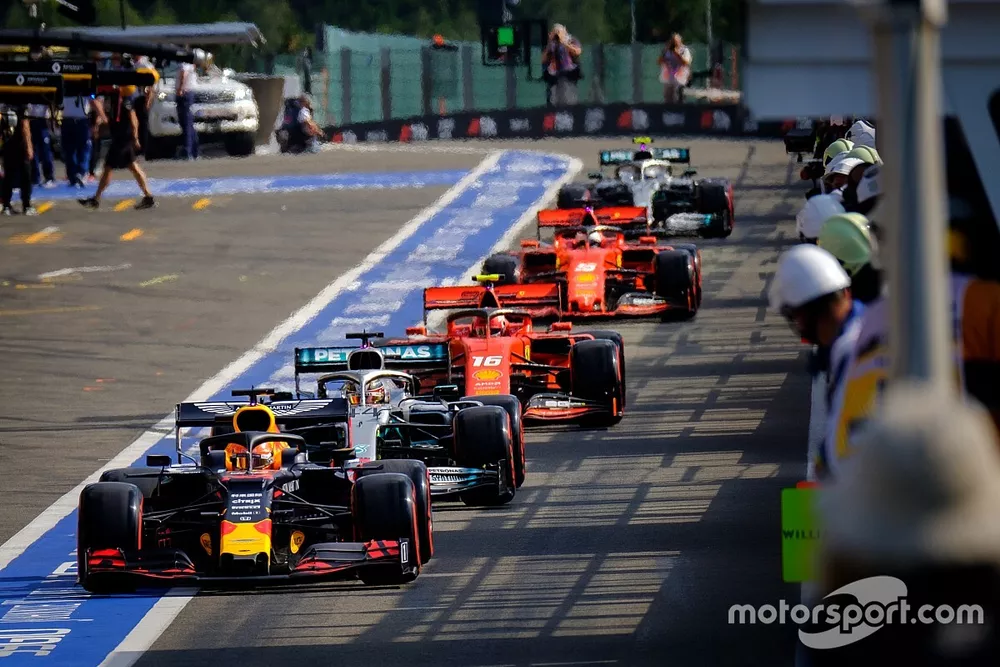 Max Verstappen, Red Bull Racing RB15 dans la voie des stands