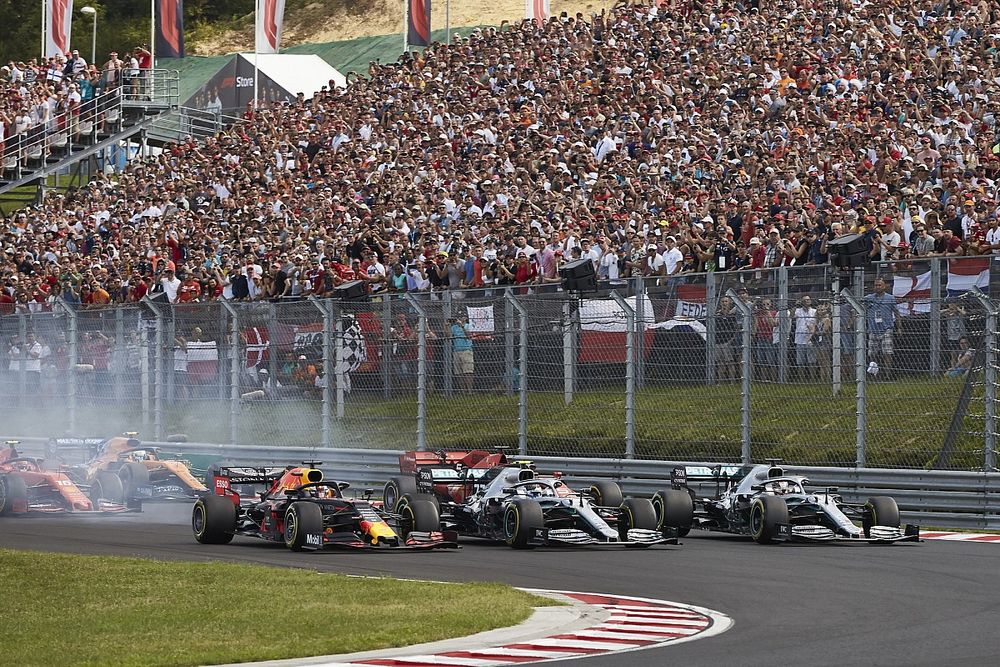 Max Verstappen, Red Bull Racing RB15, Lewis Hamilton, Mercedes AMG F1 W10, Valtteri Bottas, Mercedes AMG W10 en la arrancada