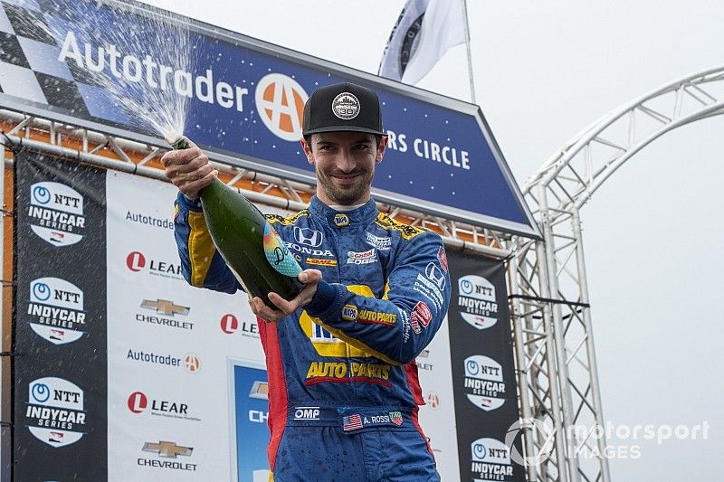 El segundo lugar, Alexander Rossi, y Andretti Autosport Honda rocían champán a los aficionados