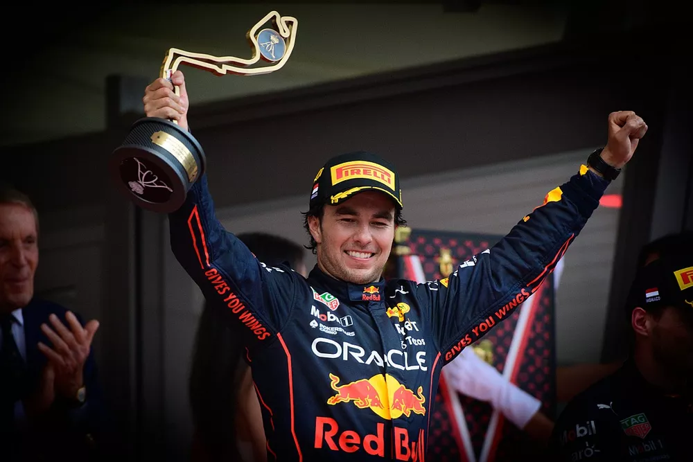 Podio: el ganador Sergio P&eacute;rez, Red Bull Racing