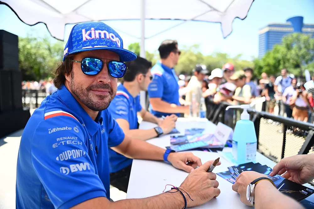 Fernando Alonso, Alpine, firma aut&oacute;grafos para los aficionados 