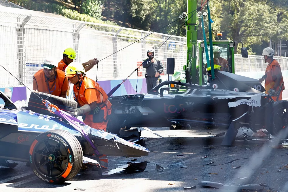 Marshals remove the cars of Edoardo Mortara, Maserati Racing, Maserati Tipo Folgore, Sam Bird, Jaguar Racing, Jaguar I-TYPE 6, with a crane after a big crash on the 9th lap