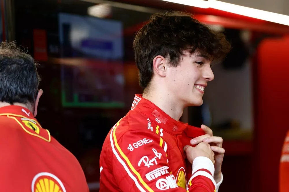 Oliver Bearman, Scuderia Ferrari, en el garaje 