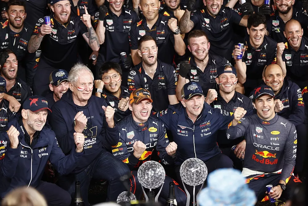 Adrian Newey, Chief Technology Officer, Red Bull Racing, Helmut Marko, Consultant, Red Bull Racing, Max Verstappen, Red Bull Racing, 1e positie, Christian Horner, Team Principal, Red Bull Racing, Sergio Perez, Red Bull Racing, 2e positie, het Red Bull team viert Wereldkampioenschap overwinning