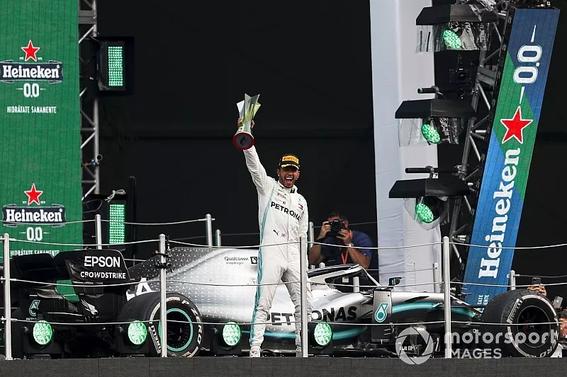 Podio: ganador de la carrera Lewis Hamilton, Mercedes AMG F1 con el trofeo